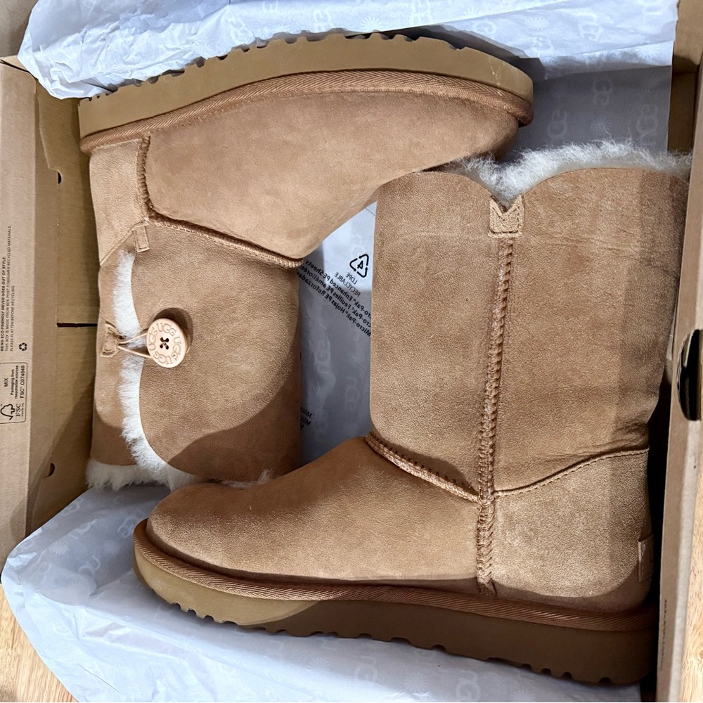 UGG Bailey Button II Boots – Women’s Size 9 - Picture 2 of 8